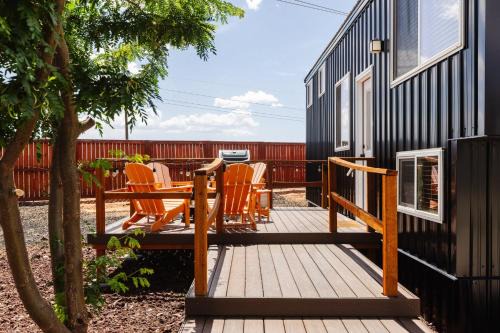 Apple Valley House | NEW Stunning Tiny Home w private deck firepit BBQ