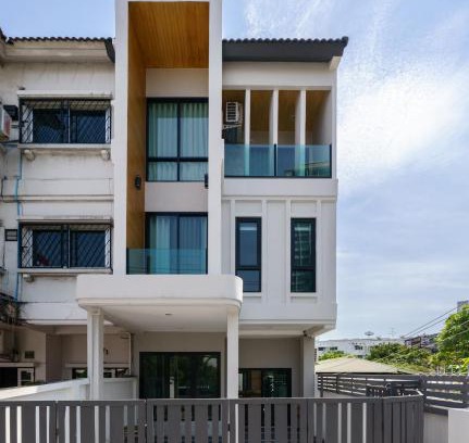 Phra Khanong Nuea House | New Stylish Modern Home 4BR 12pax 200m BTS PhraKhanong