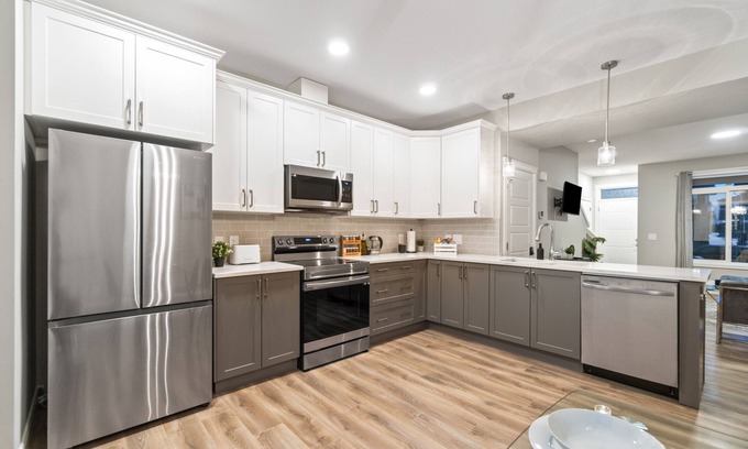 Southwest Edmonton House | New Stylish Townhouse Perfect For short or longer stays