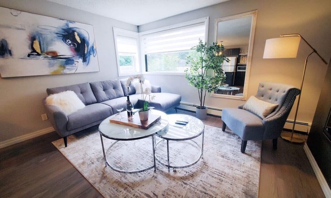 South London Apartment | NEW Stylish Wortley 1BR Suite