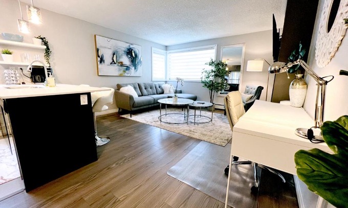 South London Apartment | *NEW: Stylish Wortley 1BR Suite
