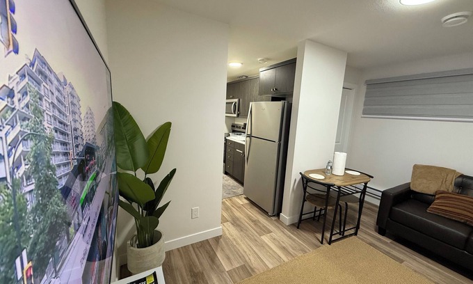 Regina Apartment | New suite in a great location. Central for shopping, restaurants and commuting.