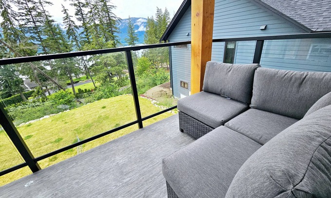 Salmon Arm Apartment | New suite with lake view