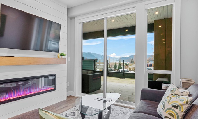 Harrison Hot Springs Condo | New Sweeping Lake Views 1BR + Den