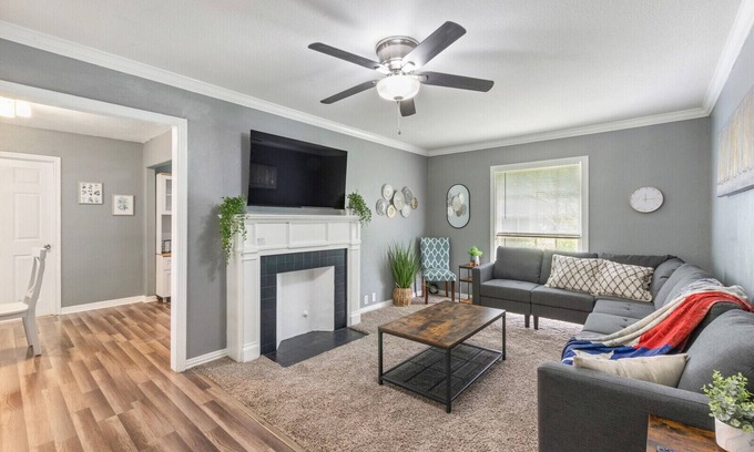 Temple House | NEW! Temple Bungalow w/Patio - 1 Mi to Hospital