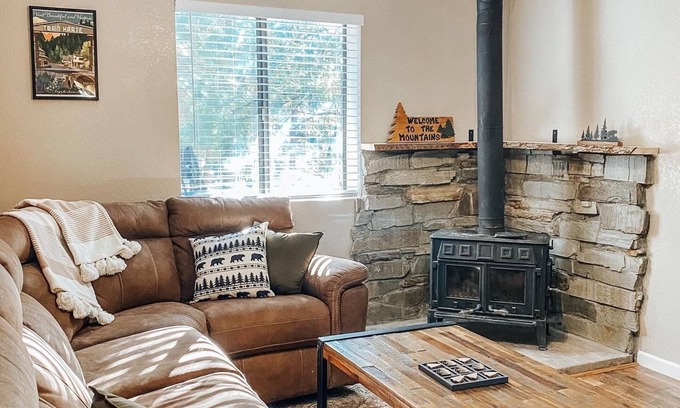 Twain Harte Cabin | New! Terrys Treehouse | Dog Friendly | Cozy Cabin