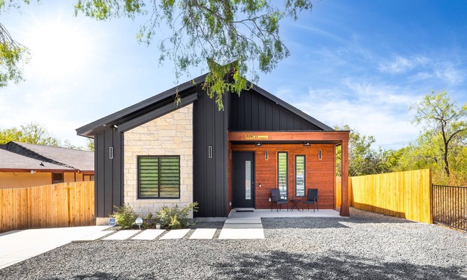 San Antonio House | New Texas Home close to downtown San Antonio, TX & minutes to Frost Bank Center