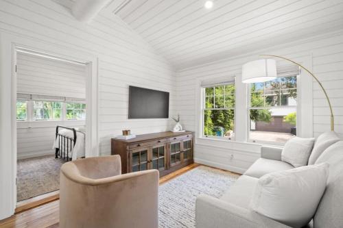 Hyde Park Apartment | NEW! The Adaline Room #9 - Updated Hyde Park Penthouse, Steps to Bayshore