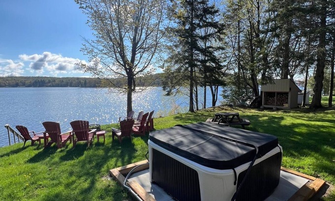 McMurrich/Monteith Cottage | NEW*The Getaway: Luxe Lakefront w Hot Tub/Starlink/Dock/Water Toys/Modern