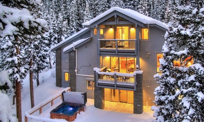 Quandary Village House | NEW The Hamilton Chalet: Seclusion and Luxury, Private Hot Tub, Incredible Mtn Views