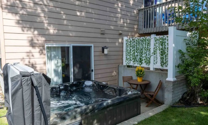Sioux Falls House | New~The Lily Pad~Hot tub & Sauna/Dog&Kid Friendly