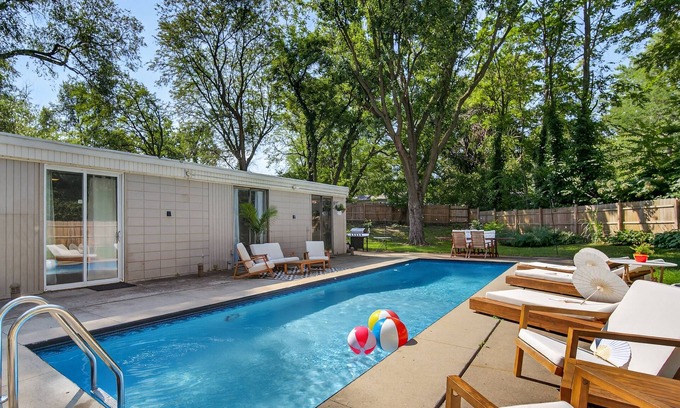 Des Moines House | NEW! The Palms Mirage House