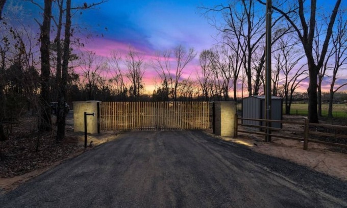 Athens House | New Tiny home with 2 Queen Beds in Gated Community with Dog Park