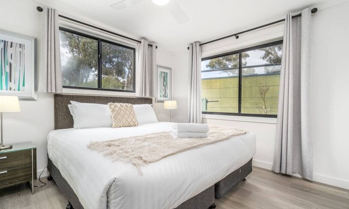Crestwood House | New to VRBO: Renovated Townhouse Close to the CBD and Schools