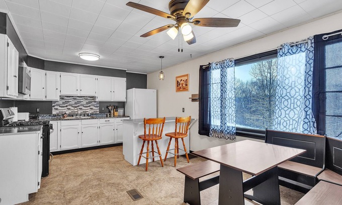 Sharpsburg House | NEW! Tranquil Cozy Getaway in Chesterhill