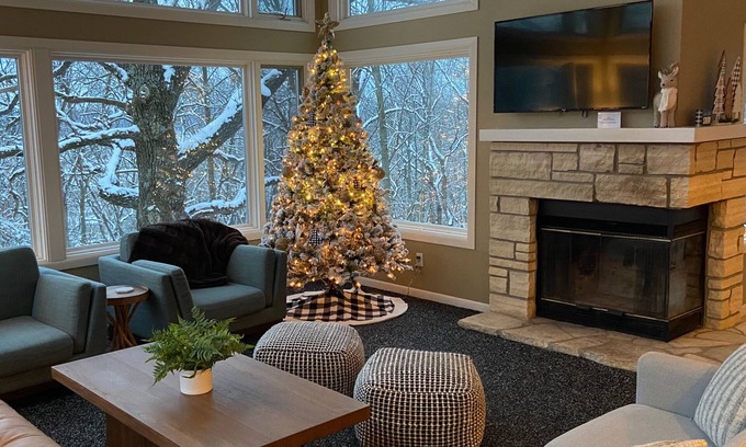 The Galena Territory House | NEW! Treehouse! Holiday Decorated! 🐶 friendly. Dec 26-28th Discount