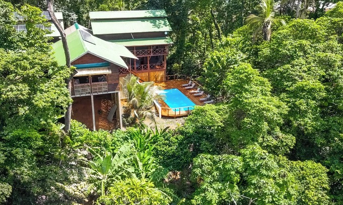Isla Bastimentos Bed & Breakfast | NEW Tropical Lodge Oasis for Groups - Pool, Breakfast, WiFi, Beach, Kayak, more!