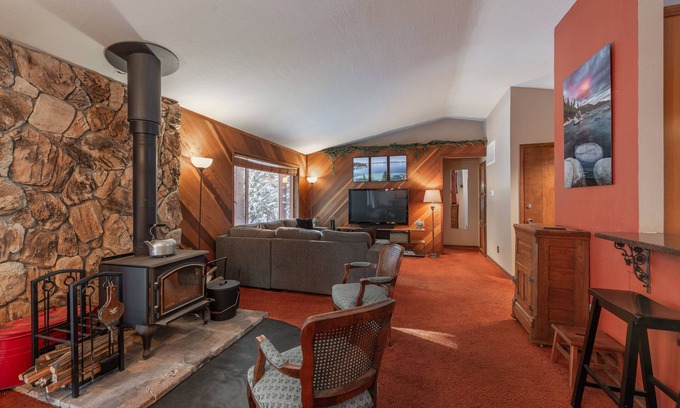 Ponderosa Palisades House | NEW - Truckee Cabin - Centrally Located