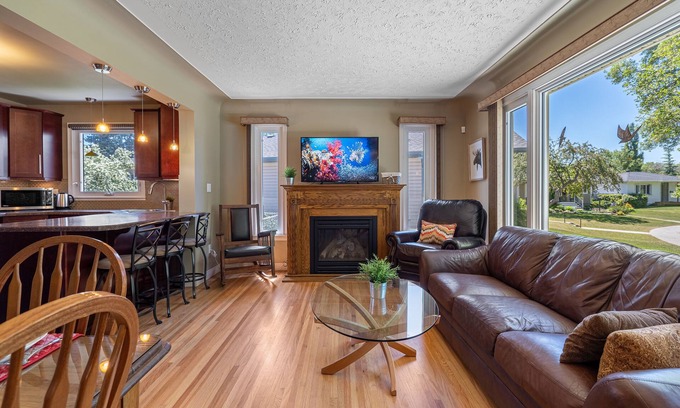 West Edmonton House | ⭐NEW⭐ TWO SUITES, ONE PRICE ⭐Spacious 4-BR Home ⚡Fast WiFi⚡ Central Location ⭐