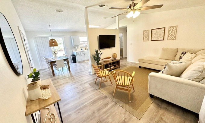 Englewood House | NEW*Updated Cozy cottage 10 min from the beach!