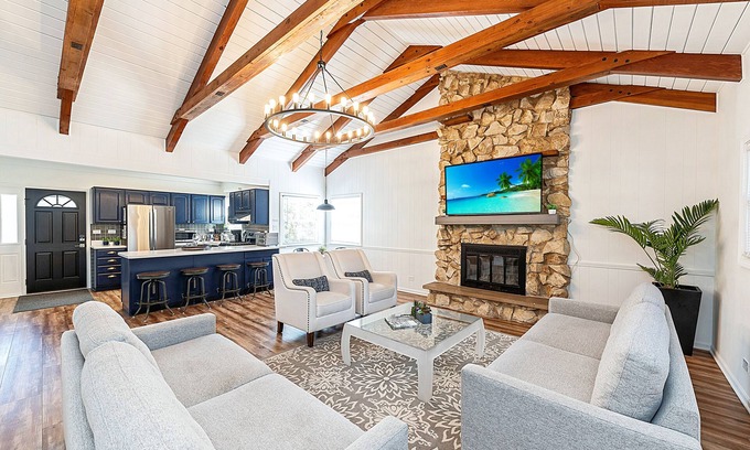 Norma House | NEW Updated House~ Huge Family Room & Great Baths!