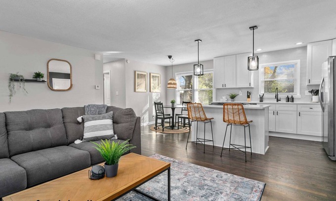 Fairway House | New Updates 2BRHome/Close to Plaza/Quiet/Walkable