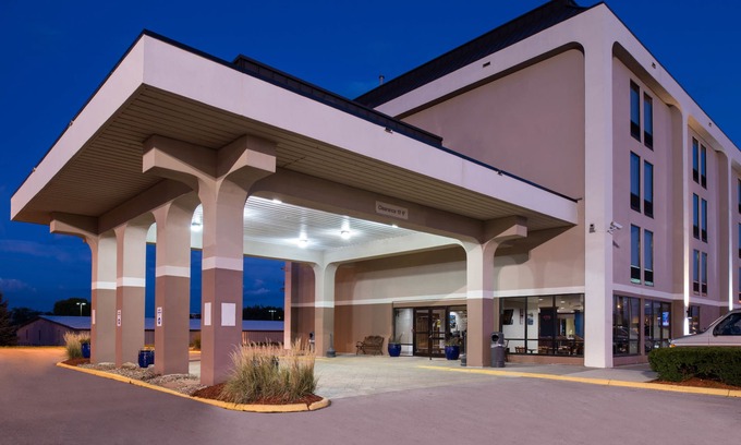 South Central Omaha Hotel | New Victorian Inn & Suites
