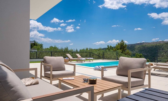 Omis Villa | New! Villa Nacle with heated Pool