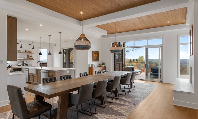 Versant Soleil House | NEW! Villa Panorama | 4 Seasons Heated Pool | Hot Tub | Tremblant Living
