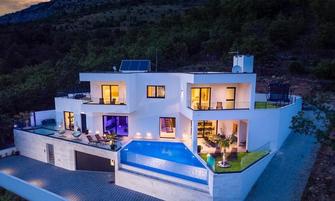 Tugare Villa | NEW! Villa Top Hill, heated infinity pool, Jacuzzi, Sauna, 5 en-suite bedrooms, a Media room