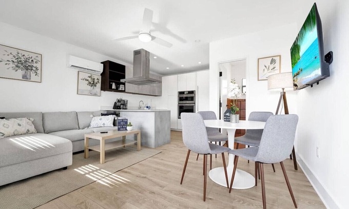 North Beach Apartment | New ! Waves On Walnut # 3