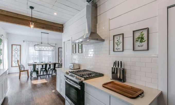 Austin Ave. House | New White On Columbus Family Gathering Place