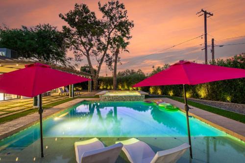 Village Grove House | NEW Windsor Modern Retreat Pool Spa Volleyball