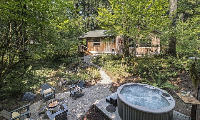 Rhododendron Cabin | NEW! Wy'East Cabin!100 year old cedar cabin nestled in the wooodland of Mt. Hood