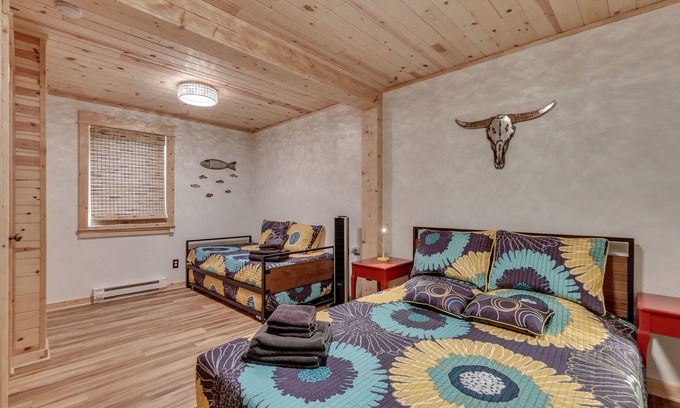 Gardiner Apartment | ~New~ Yellowstone Rock Studio