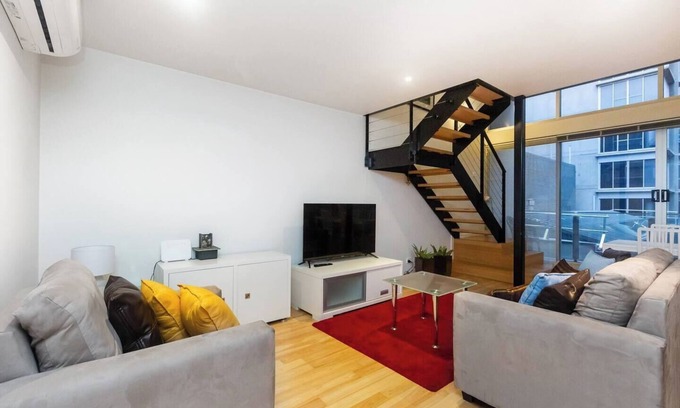 Melbourne Central Business District Apartment | New York Lofted CBD Retreat with Pool and Parking
