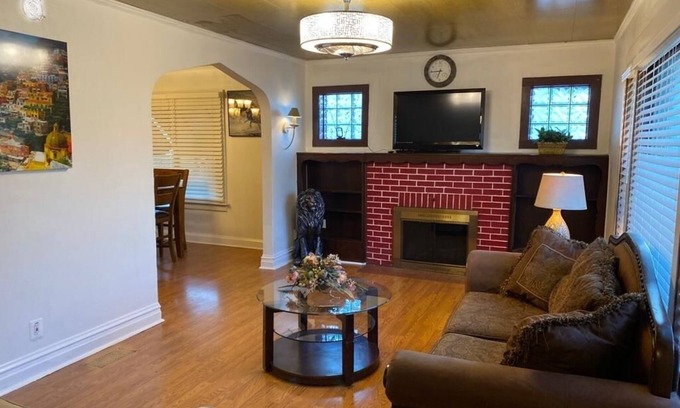 North Chicago House | New Your Home Away From Home! - Near Great Lakes Naval Base!