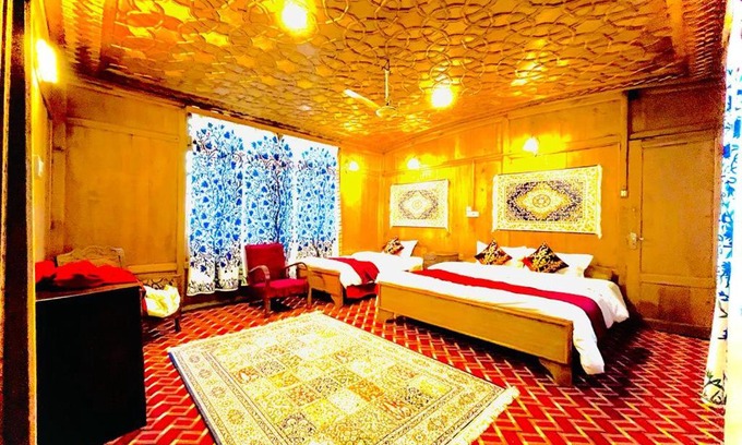 Dal Lake Boat Rental | New Zealand Group Of Houseboats