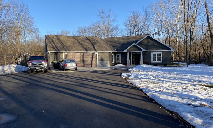 Fond du Lac House | Newer house on wooded lot