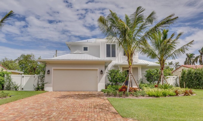 Totterdale House | Newer Island Style Home with Salt Water Pool