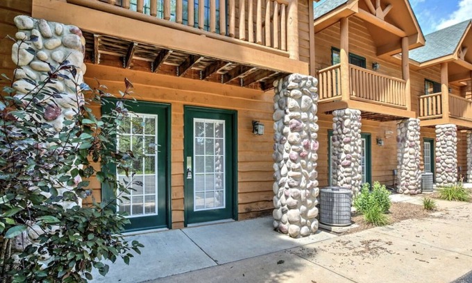 Oglesby Villa | Newer Rustic WiFi Villa by Starved Rock sleeps 8 A guest 5 star favorite