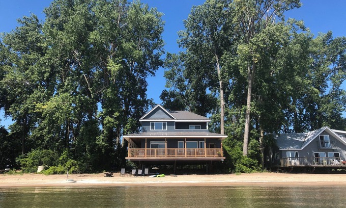 Kingsville House | Newest Pelee Island Lakehouse - your beach holiday now with wifi.