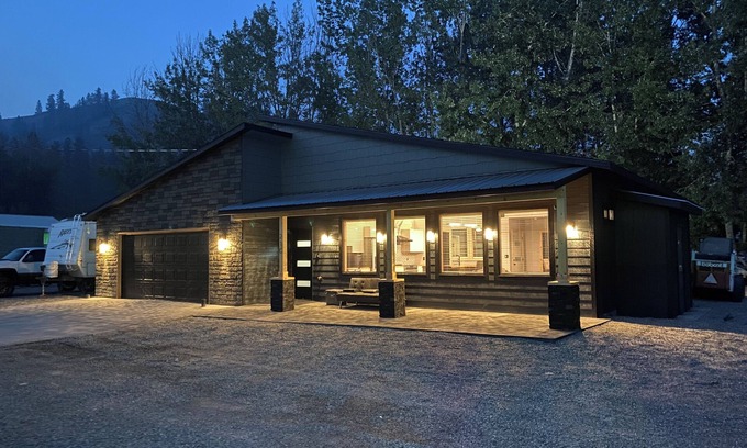 Conconully House | Newley built modern home. Close to lakes and down town food and restaurants.