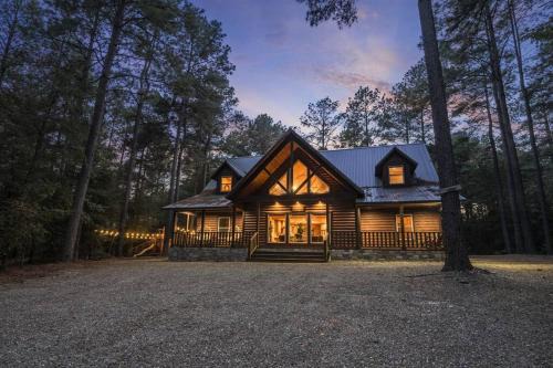 Broken Bow Villa | NewListing! 1-Mile Choctaw Landing, GameRoom, 6BR, Sleep-18, PET Friendly, HotTub, Play Structure, Smart TV, FirePit, Outdoor