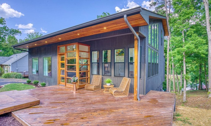 Counce House | Newly Built! 4 Bedroom Waterfront Lakehouse With Dock and Firepit!