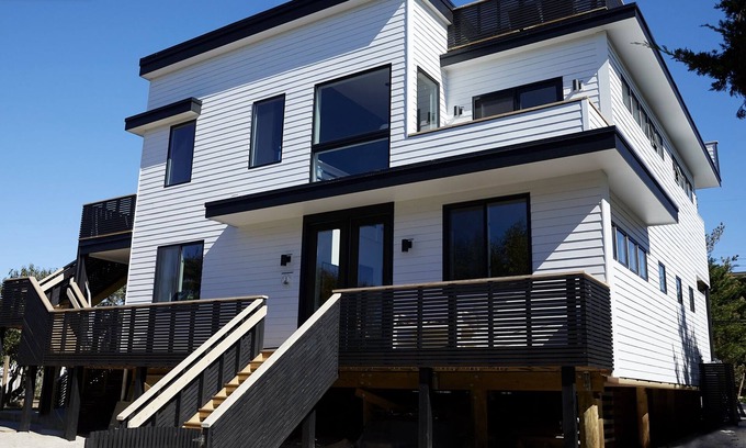 Bay Shore House | Newly built Beach House just steps from ocean & bay!