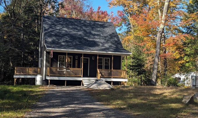 Standish House | NEWLY BUILT COTTAGE by Big Sebago 3br + loft, beach, Salt water hot tub,
