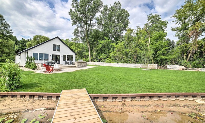 Jackson House | Newly Built Gilletts Lake Gem: Dock & Hot Tub