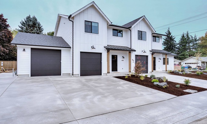 Eugene House | Newly Built Modern Farmhouse - Close to Autzen