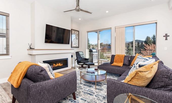 Carbondale House | Newly Built, Stylish Modern Condo w/Hot Tub & Large Balcony, 30 mi. to Aspen!